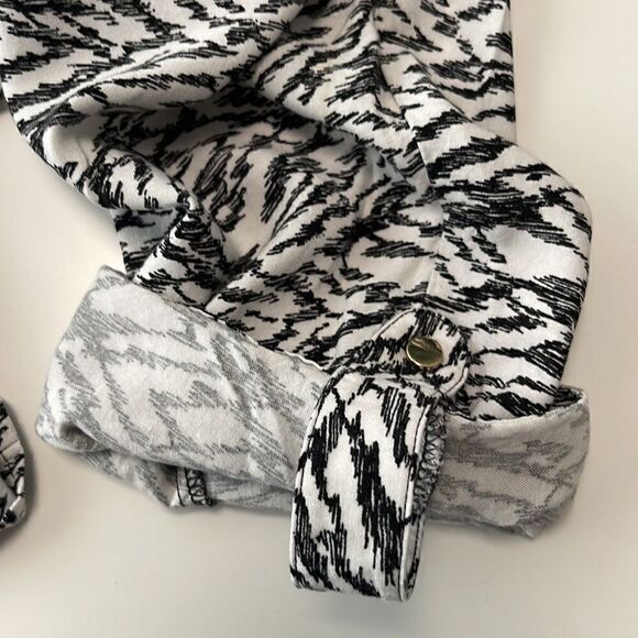 Thalia and Sodi rayon blouse.  Size Medium. 3/4 length sleeve that rolls up. - Picture 9 of 9